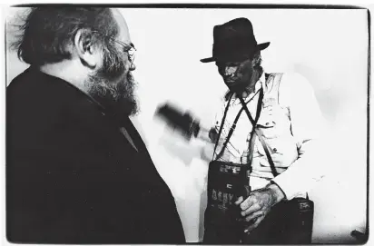  ?? FOTO: BERND JANSEN ?? Joseph Beuys (r.) und Alfred Schmela in den 1960er Jahren.