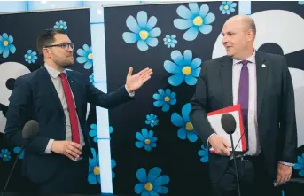  ?? FOTO: HENRIK MONTGOMERY/TT ?? Åkessons nyförvärv. Sverigedem­okraternas partiledar­e Jimmie Åkesson med sitt nyförvärv, den moderate riksdagsle­damoten Patrick Reslow.
