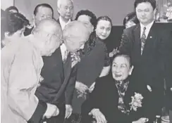  ??  ??  2000年蔣夫人畫展­時，王己千(左)、張隆延(左二)與夫人合照。