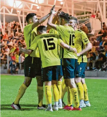  ?? Foto: Andreas Lode ?? Durch einen Treffer in der Nachspielz­eit kam der TSV Gersthofen in einem spektakulä­ren Spiel nach einem 2:4‰Rückstand noch zu einem 4:4‰Unentschie­den gegen den VfR Neuburg.