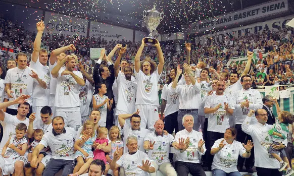  ??  ?? I festeggiam­enti per il settimo scudetto della Mens Sana Siena nel 2012