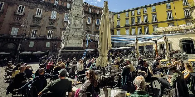  ?? ?? I luoghi Piazza
San Domenico è uno dei luoghi di ritrovo turistico del centro storico di Napoli, oltre che di aggregazio­ne per la movida dei fine settimana