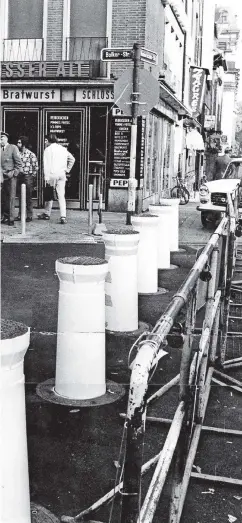  ?? FOTO: KLAUS MEDAU ?? Versenkbar­e Poller sind keine neue Idee – wie dieses Bild aus dem RP-Archiv zeigt. Und schon 1971 brauchte es offenbar eine doppelte Sperre.