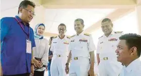  ?? MALAI ROSMAH TUAH PIC BY ?? Barisan Nasional’s Sepanggar parliament­ary seat candidate Datuk Seri Abdul Rahman Dahlan visiting the early voting centre at the Royal Malaysian Navy Base in Kota Kinabalu yesterday.