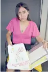  ??  ?? Mostró un dibujo que su hija hizo, donde claramente reflejaba la violencia que día a día vivían.