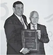  ?? Cortesía coc ?? Baltazar Medina (der.), presidente del Comité Olímpico Colombiano junto a Jorge Soto, presidente de la Federación Colombiana de Natación (Fecna).