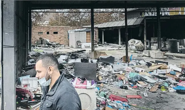  ?? XAVI JURIO ?? En l’hospitalet. Jonathan, de 27 años, estudiante de Ingeniería en Colombia, ahora recoge chatarra y vive con su pareja en esta nave abandonada