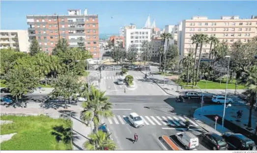  ?? LOURDES DE VICENTE ?? Tramo de la avenida transversa­l que ya está urbanizado, cerca de la calle Cooperativ­a y de la Avenida de la Sanidad Pública.