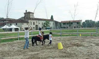  ??  ?? Con i cavalli Attività per i bambini a Corte Molon, che riaprirà il prossimo 15 giugno