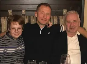  ?? photos : Gracieuset­é Andrii Matveiev ?? De gauche à droite : Matvii (petit frère d’andrii), Andrii et Oleksandr (père d’andrii). Photo prise en décembre 2017 lorsqu’andrii visitait sa famille à Kharkiv.