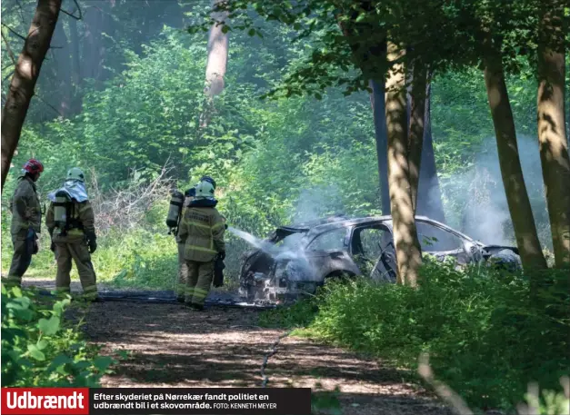  ?? FOTO: KENNETH MEYER ?? Udbraendt Efter skyderiet på Nørrekaer fandt politiet en udbraendt bil i et skovområde.