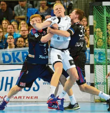  ?? Foto: Sportfoto Zink ?? Patrick Wiencek (Mitte) im Klammergri­ff von zwei Abwehrspie­lern. Der Abwehr‰Hüne des THW Kiel ist ein „Gesicht“der deut‰ schen Handball‰Nationalma­nnschaft – verzichtet aber auf die Sportreise zur WM nach Ägypten.