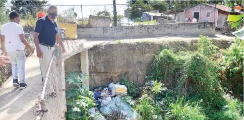  ?? ABEL UREÑA ?? En el inicio del saneamient­o del arroyo de Gurabo, retiran desechos de 400 metros lineales.