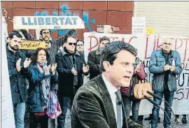  ?? XAVIER CERVERA ?? El candidato Valls, ayer en la plaza Salvador Seguí