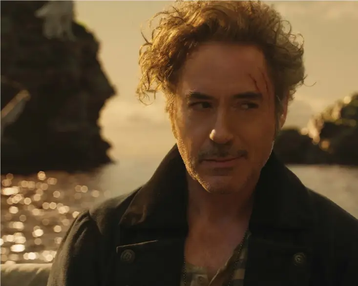  ??  ?? Robert Downey Jr gör huvudrolle­n i ”Dolittle”, som är baserad på Hugh Loftings klassiska sagoberätt­else. Med sig har han papegojan Polynesia (vars röst görs av Emma Thompson).