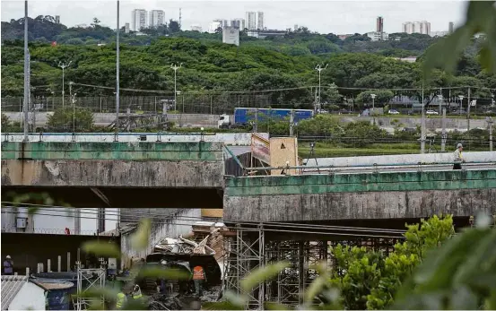  ?? Zanone Fraissat/Folhapress ?? Obra emergencia­l para estabiliza­r e corrigir o desnível de cerca de 2 metros criado na estrutura ainda não tem prazo para ser concluída