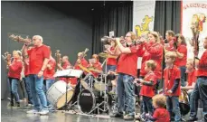  ??  ?? Für Stimmung sorgte das Schalmeien­orchester der gastgebend­en Griesebigg­er.