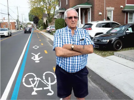  ?? PHOTOS PIERRE-PAUL POULIN ?? Richard Major a toujours trouvé que la piste cyclable, derrière lui sur la photo, représenta­it un danger pour les cyclistes.