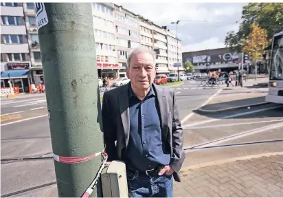  ?? FOTO: HANS-JÜRGEN
BAUER ?? Soziologe Reinhold Knopp hält den Worringer Platz für „etwas Besonderes“.