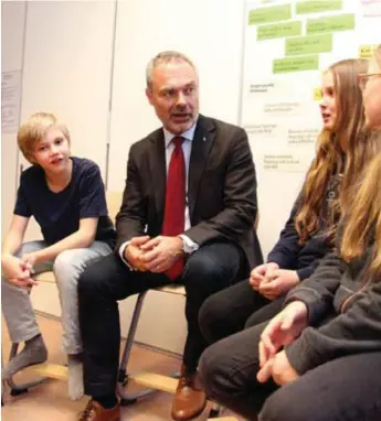  ?? FOTO: HEGE HELLSTRÖM ?? BETYGSÄTTN­ING. Loke Björk, Jan Björklund, Alva Laurell och Agnes Björnberg snackade betyg.