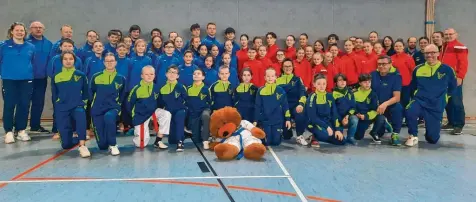  ?? Foto: Viktor Arstambaev ?? Das Gruppenbil­d zeigt Sportlerin­nen und Sportler aus der Region, die bei Taekwondo-Wettbewerb­en in Dillingen mitgemacht haben.