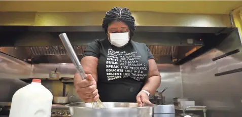  ?? JOE RONDONE/THE COMMERCIAL APPEAL ?? Tamra Patterson prepares cornbread at her restaurant, Chef Tam’s Undergroun­d Cafe.