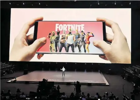  ??  ?? Samsung zeigte in New York sein neues Smartphone-Flaggschif­f Galaxy Note 9 und verkündete den «Fortnite»-Deal mit Epic Games.