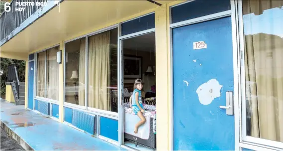 ??  ?? Esta niña puertorriq­ueña vive en este destartala­do motel en Kissimmee con su mamá, su papá, sus tíos y una prima.