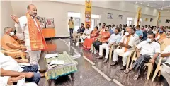  ?? — P. SURENDRA ?? BJP state president Bandi Sanjay Kumar addressing a meeting at Pandit Deendayal Upadhyaya Bhawan at Barkatpura ahead of his proposed padayatra on Saturday