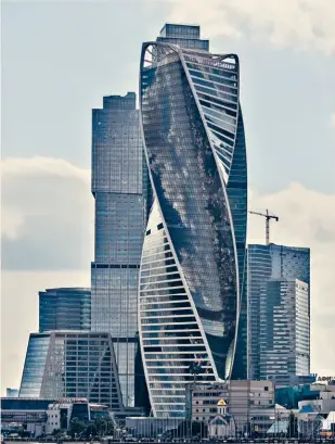  ??  ?? 莫斯科进化大厦的扭曲­造型，像不像一对相拥的恋人？