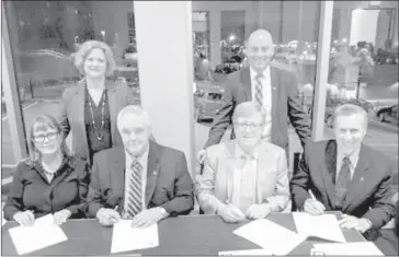  ?? (COURTESY DESJARDINS) ?? Above, top row, Karine Taschereau, Acting Director of the Caisse des Lac des Nations and Martin Ratté, Executive Director of the Caisse du Nord de Sherbrooke. Bottom row: members Diane St-germain, Claude Martel, Roger Durand, and Yves Thibault