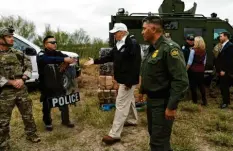  ?? Foto: Evan Vucci/AP, dpa ?? Donald Trump (Mitte) warb bei seinem Besuch an einer Grenzschut­zstation in McAllen erneut für den Bau einer Mauer zu Mexiko.