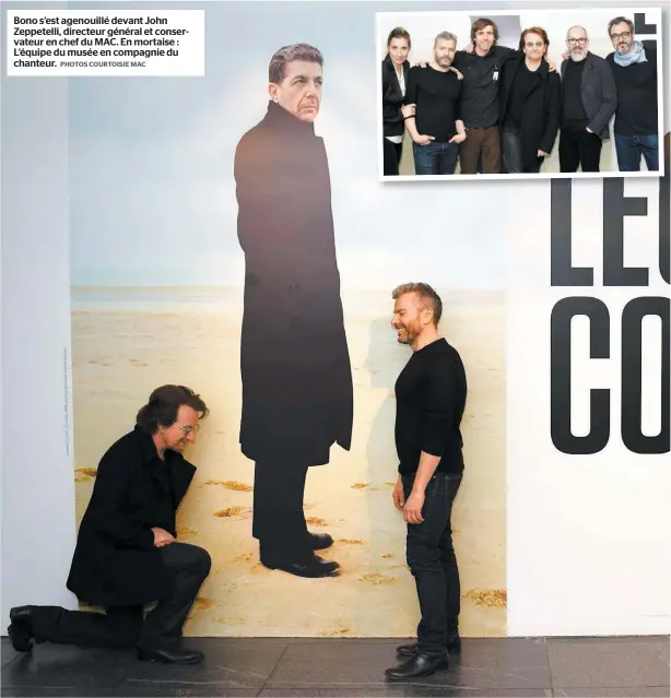  ?? PHOTOS COURTOISIE MAC ?? Bono s’est agenouillé devant John Zeppetelli, directeur général et conservate­ur en chef du MAC. En mortaise : L’équipe du musée en compagnie du chanteur.