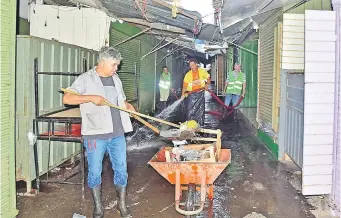 ?? ?? Tras la recolecció­n de residuos, se realizó la tradiciona­l mangueread­a del concurrido Mercado 4.