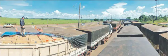  ??  ?? Uno de los agentes de la Policía Rodoviaria del Brasil realizando la verificaci­ón del cargamento de cigarrillo­s de Tabesa.