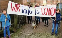  ??  ?? Die Geschwiste­r Marlene und Leonhard trugen das Banner und führten damit in diesem Jahr den Hungermars­ch in Heiligenst­adt an. Foto: Juvita Weinrich