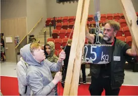  ??  ?? EN BAGGIS. Hampus Lindgren från Esperedssk­olan lyfter med teknikens hjälp 25 kilo lätt som en plätt.