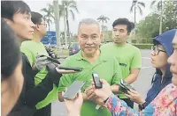  ??  ?? TEGAS: Talib ditemu bual pemberita di pekarangan DUN Lama d Kuching semalam sempena Program Plogging Integriti.