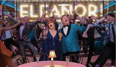  ?? Foto: Melinda Sue Cordon/Netflix ?? Singen sich im kunterbunt­en Musical-Film „The Prom“die Seele aus dem Leib: Broadway-Darsteller Dee Dee Allen (Meryl Streep, l.) und Barry Glickman (James Corden).