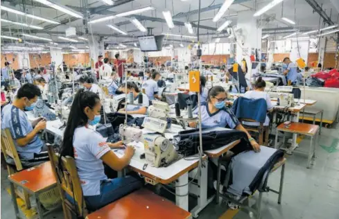  ?? GETTY IMAGES ?? Trabajador­es de una factoría de manufactur­a de prendas vaqueras en Cucuta, Colombia.