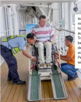  ??  ?? Ist eine Gangway nicht vorhanden, hilft ein automatisc­her Treppenste­iger beim Verlassen des Schiffes, der von fachkundig­en Personal bedient wird.