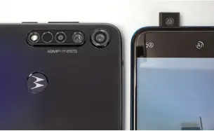  ??  ?? De Motorola G8 Plus (links) heeft veel lenzen, maar wel een enkele brandpunts­afstand. De Honor 9X (rechts) biedt een pop-upcamera in een middenklas­ser.