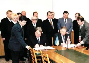  ??  ?? Министры иностранны­х дел Беларуси Иван Антонович и Украины Геннадий Удовенко во время подписания официальны­х документов