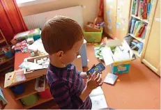  ?? FOTO: DPA ?? Viele Kinder besitzen bereits ein eigenes Smartphone.