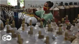  ??  ?? Im indischen Chennai werden Sauerstoff­zylinder gefüllt