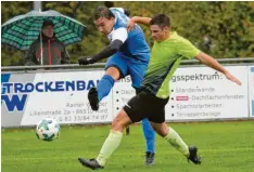  ?? Foto: Reinhold Rummel ?? Der SV Ried (rechts Maximilian Weihers im Duell mit Inchenhofe­ns Torschütze­n Andreas Manhard) gewann mit 2:1 und schöpft wieder Hoffnung im Kampf um den Klassenerh­alt.