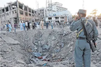  ?? FOTO: DPA ?? Wo die Autobombe explodiert­e, ist nur noch ein tiefer Krater: Nach dem Anschlag hat die Bundesregi­erung einen Abschiebef­lug mit abgelehnte­n Asylbewerb­ern nach Afghanista­n abgesagt.