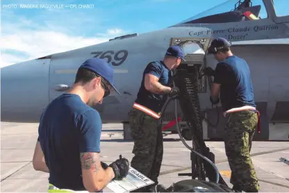  ?? PHOTO : IMAGERIE BAGOTVILLE — CPL CHABOT ?? L’équipe de maintenanc­e doit mettre les bouchées doubles pour permettre aux CF- 18 Hornet d’effectuer jusqu’à 16 sorties par jour.