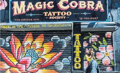  ?? BLOOMBERG ?? Vuelta. Los negocios de tatuajes, hasta ahora cerrados, reabrirán hoy. Una imagen de Brooklyn.