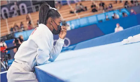  ?? FOTO: LOIC VENANCE/AFP ?? Zuschauen statt mitturnen: Simone Biles musste den Wettkampf abbrechen.